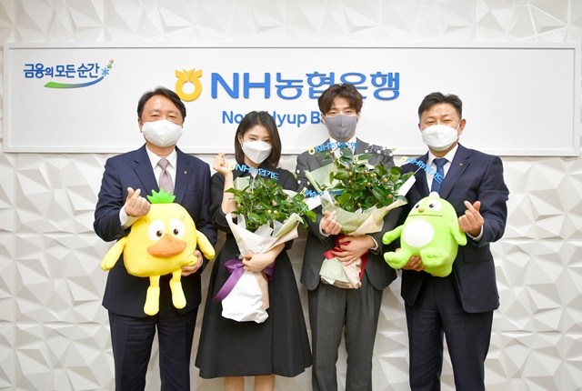 NH농협은행·NH농협카드는 배우 강하늘, 한소희를 광고 모델로 선정했다. 사진은 왼쪽부터 권준학 농협은행장, 한소희 배우, 강하늘배우, 신인식 농협카드사장의 모습이다. /농협은행 제공