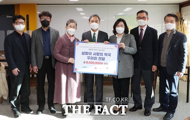 2일 한국국토정보공사가 설 명절을 앞두고 전주시청을 찾아 코로나19 극복 설맞이 情 나눔 福 꾸러미’ 200상자를 기탁했다. /LX 제공