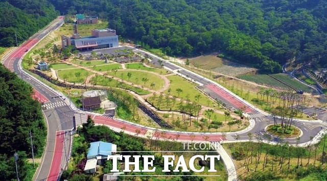 정읍시는 관내 봉안 시설을 방문하는 추모객의 안전을 위해 자체 방역소독을 실시하는 등 만전을 기할 계획이다. / 정읍시 제공