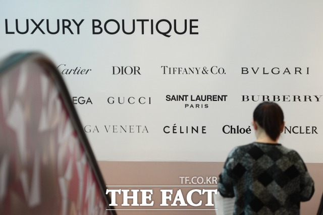 국내 주요 면세점들이 사상 처음으로 설 당일 영업을 쉬기로 했다. 사진은 서울의 한 시내면세점 모습. /더팩트 DB