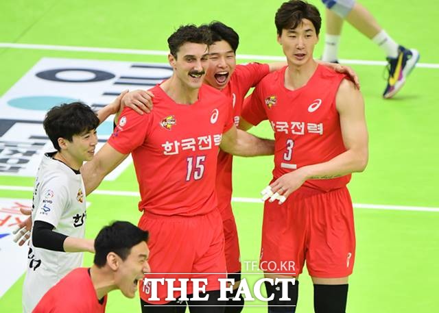 4일(목) 오후 7시 수원실내체육관에서 열리는 2020-21시즌 V리그 남자부 한국전력(홈)-현대캐피탈(원정)전를 대상으로 한 배구토토 매치 16회차 투표율 중간집계 결과, 참가자들은 홈팀 한국전력의 근소한 우세를 예상하는 것으로 나타났다./KOVO 제공