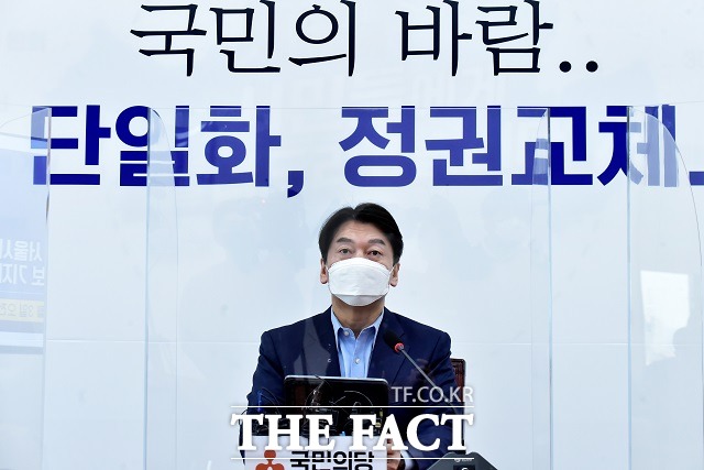 안철수 국민의당 대표가 3일 서울 여의도 국회 본관 225호에서 4·7 보궐선거 서울시장 예비후보 기자간담회를 하고 있다. /남윤호 기자