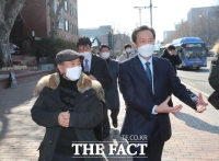  대학로 걷는 우상호 [포토]