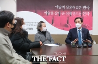  문화예술업계 찾은 우상호 [TF사진관]