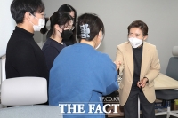  스타트업 직원들 격려하는 나경원 [포토]