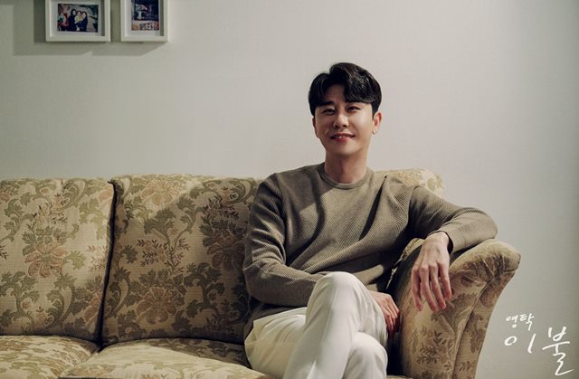 가수 영탁이 신곡 이불의 오피셜 포토를 공개했다. 이불은 오는 10일 발매된다. /뉴에라프로젝트 제공