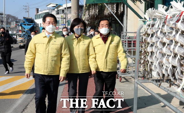 김영록 전남도지사(왼쪽)와 전현희 국민권익위원장(가운데)이 설 명절을 앞둔 3일 오후 영광군 법성면을 방문, 김준성 영광군수(오른쪽) 안내로 굴비거리를 둘러보고 있다./전남도 제공