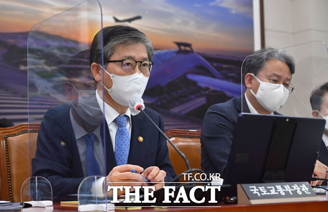 변창흠 국토교통부 장관이 4일 국회 의원회관에서 열린 대도시권 주택공급 확대방안 당정협의에서 신혼부부, 생애최초자뿐만 아니라 30~40대 무주택 세대의 내 집 마련 기회를 대폭 확대하겠다고 밝혔다. /남윤호 기자