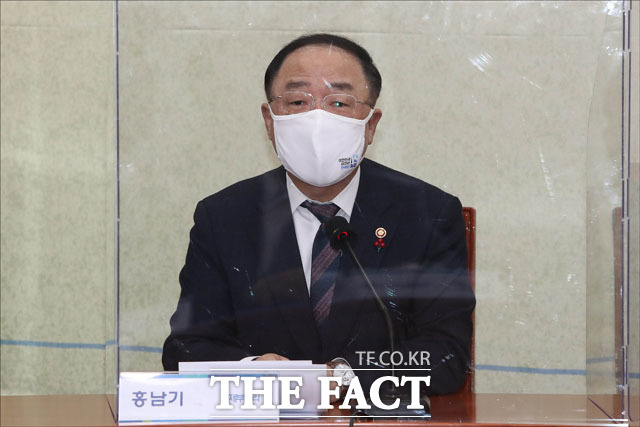 이낙연 민주당 대표가 선별+보편 방식을 정부와 협의하겠다고 밝힌 이후 홍남기 경제부총리 겸 기획재정부 장관은 지난 2일 페이스북에 글을 올려 한꺼번에 모두 하겠다는 것은 받아들이기 어렵다고 반대했다. /남윤호 기자