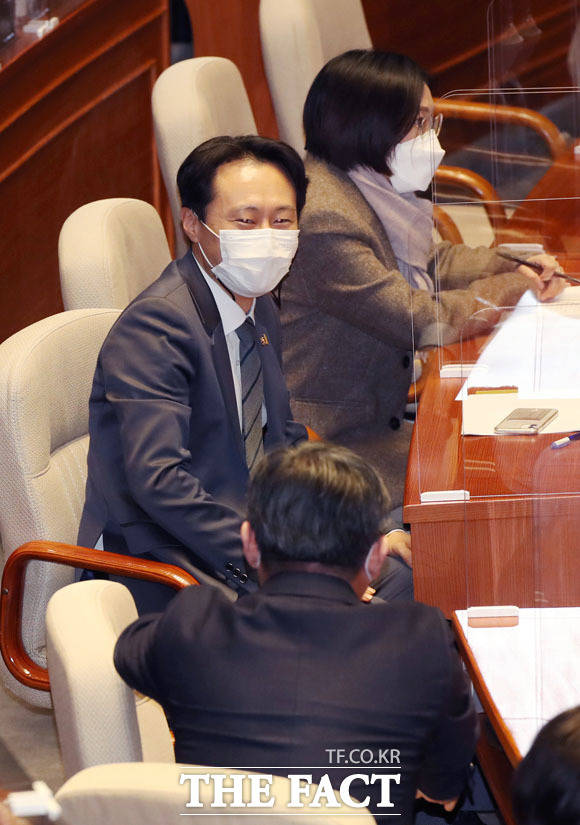 탄핵안 가결 후 동료의원들과 대화 나누는 이탄희 의원.