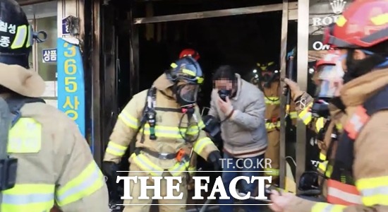 4일 오전 10시 54분경 대구 중구 동성로에 위치한 한 상가에서 화재가 발생해 대피하고 있다/중부소방서 제공