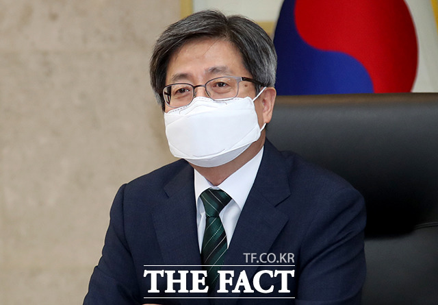 김명수 대법원장이 임성근 부산고법 부장판사에게 탄핵에 반대하지만 국회에서 탄핵 논의 자체를 막는 결과가 되기 때문에 사표를 수리할 수 없다는 취지로 말한 것으로 나타났다./더팩트 DB