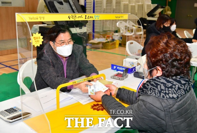 재난지원금 지급이 시작된 4일, 유두석 장성군수가 군민회관을 찾아 현장 상황을 살폈다./장성군 제공