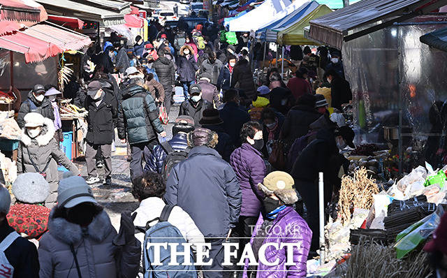 설 연휴를 일주일 앞둔 4일 오후 경기도 성남시 모란시장이 시민들로 붐비고 있다. /뉴시스