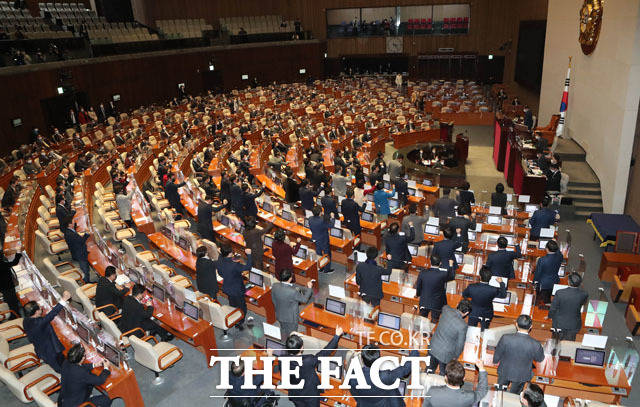 4일 헌정사 최초로 법관 탄핵안이 국회 본회의를 통과한 가운데 주호영 국민의힘 원내대표 등 야당 의원들이 4일 국회 본회의장에서 규탄 구호를 외치고 있다. /남윤호 기자