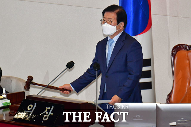 임성근 법관 탄핵안 가결을 알리는 박병석 국회의장.