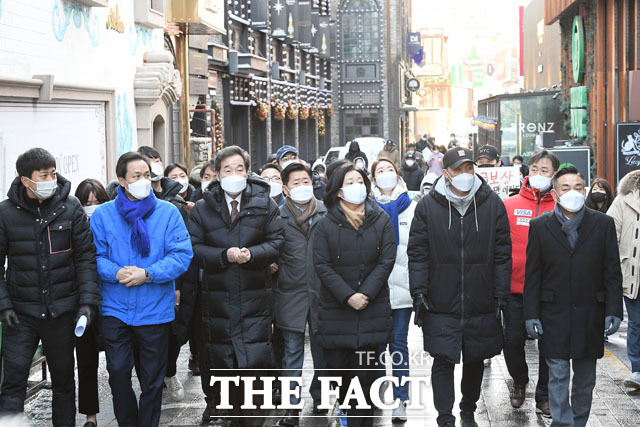 이태원 거리 걷는 더불어민주당 이낙연 대표와 서울시장 예비후보 우상호, 박영선.