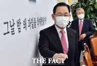  비상대책위원 회의 참석하는 주호영-김종인 [포토]