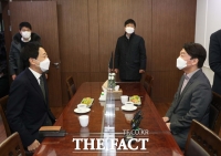  마주앉은 안철수-금태섭 [포토]