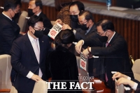  '임성근 탄핵 반대' 피켓 붙이는 국민의힘 [포토]