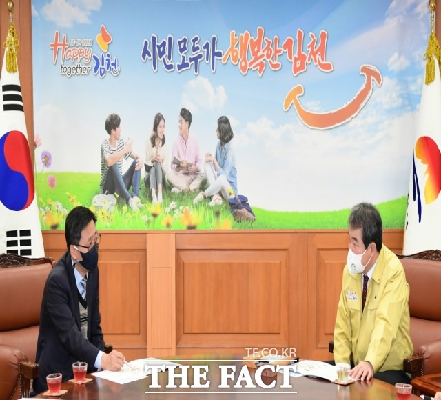 김충섭 김천시장(사진 우측)은 4일 김천시를 방문한 구헌상 부산지방국토관리청장과 면담을 갖고 지연 현안을 논의했다/김천=김서업 기자