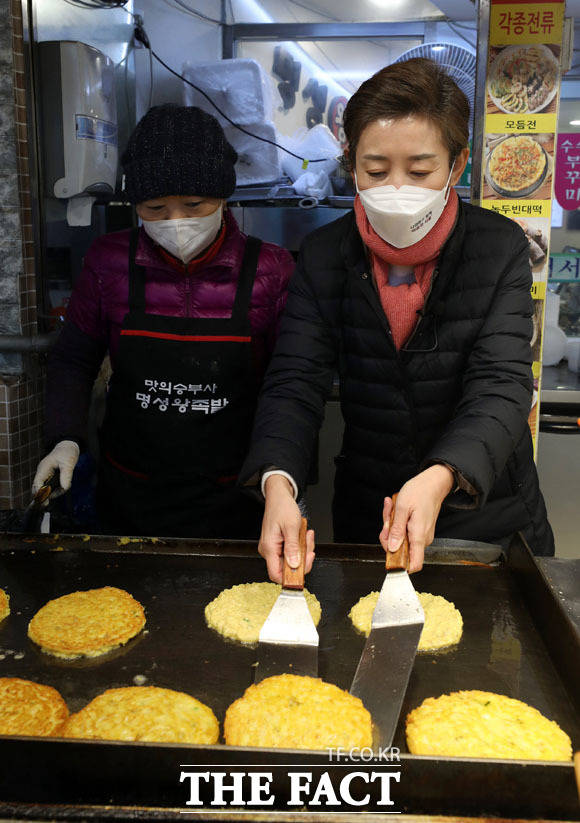 서울시장 보궐선거에 출마한 나경원 전 국민의힘 의원이 5일 오전 서울 동작구 남성사계시장을 방문해 한 전집에서 전을 뒤집고 있다. /국회사진취재단