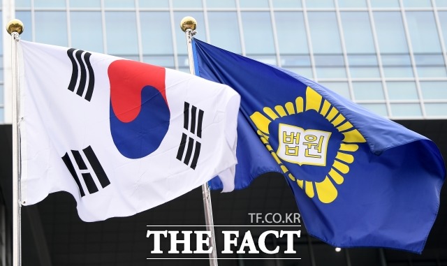 비공식 계좌로 후원금을 받았다면 회계 부정에 해당한다는 법원 판단이 나왔다. 사진은 서울행정법원·서울가정법원. /이새롬 기자