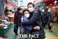  시장 상인과 포옹하는 나경원 [포토]