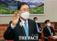  선서하는 정의용 외교장관 후보자 [포토]