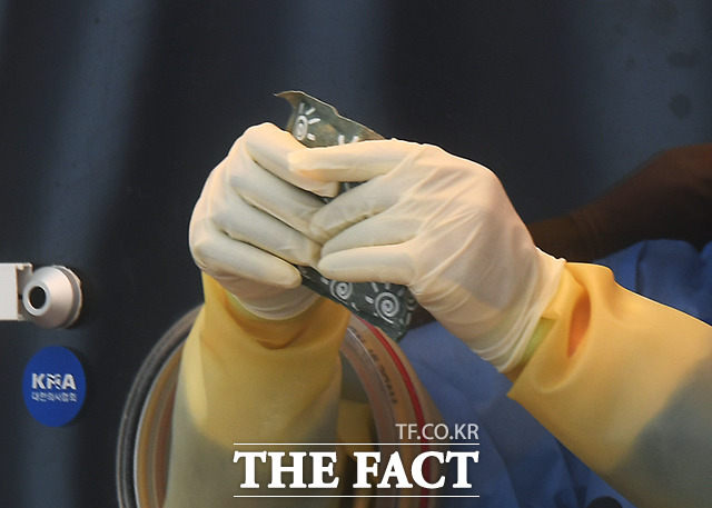 서울 한 선별진료소에서 의료진이 핫팩으로 손을 녹이고 있다./이동률 기자