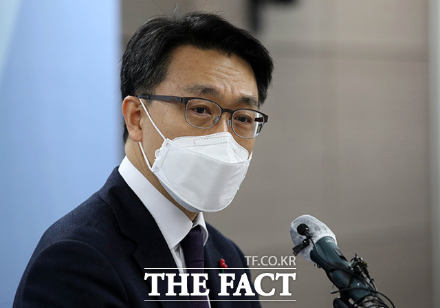 김진욱 초대 고위공직자범죄수사처장이 지난달 21일 정부과천청사에서 열린 취임식에서 취임사를 하고 있다./이동률 기자