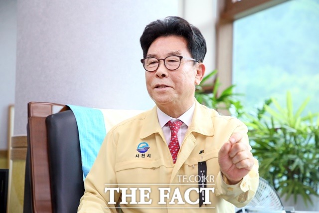 송도근사천시장이 사천IC복합유통상업단지 사업에 대해 설명하고 있다./사천시 제공