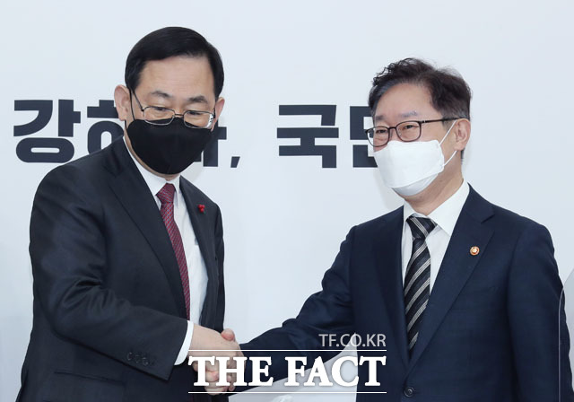 주호영 국민의힘 원내대표(왼쪽)가 8일 오전 서울 여의도 국회를 방문한 박범계 법무부 장관을 접견하고 있다. /국회=남윤호 기자