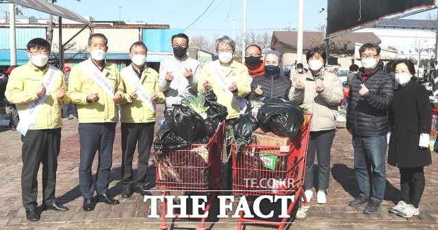 유진섭 시장은 “코로나19 장기화로 소상공인들이 어려움을 겪고 있는 가운데 공직자들이 앞장서 전통시장 활성화에 노력할 것”이라고 밝혔다. / 정읍시 제공