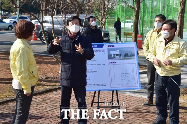 조규일 진주시장이 선별진료소 신축 현장을 방문해 추진사항을 점검하고 있다./진주시 제공