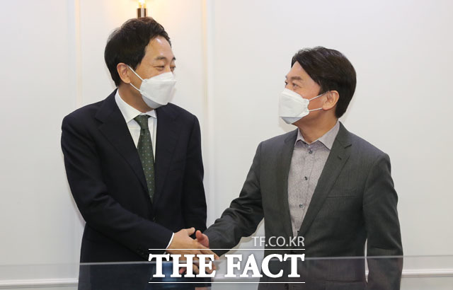 4.7 서울시장 보궐선거 출마를 선언하고 3지대 단일화 논의를 시작한 안철수(오른쪽) 국민의당 대표와 금태섭 전 더불어민주당 대표가 이르면 3월 1일 단일 후보를 발표한다. 지난 4일 제3지대 단일화 방식을 논의하기 위해 만난 금 전 의원과 안 대표. /남윤호 기자