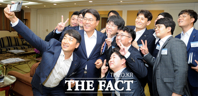 최정우 포스코 회장이 첫 현장직군 영보드 위원들과 간담회를 가진 뒤 기념촬영을 하고 있다. /포스코 제공