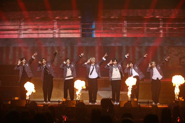 엔하이픈은 팬미팅 첫째 날 6일에 엔진을 위해 미리 준비해 온 손편지를 낭독했고 둘째 날에는 전 세계 엔진이 보내 준 응원봉 사진과 메시지로 제작된 영상을 깜짝 공개했다. /빌리프랩 제공