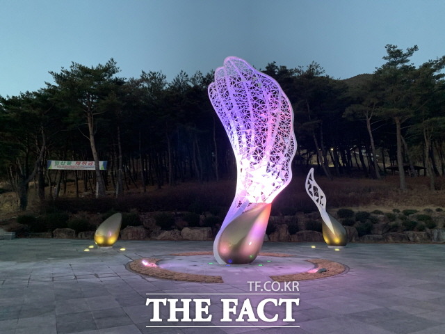 최근 지리산 정원에 설치된 솔씨 조형물이 야간 조명등을 비추며 아름다움을 뽐내고 있다. /구례군 제공