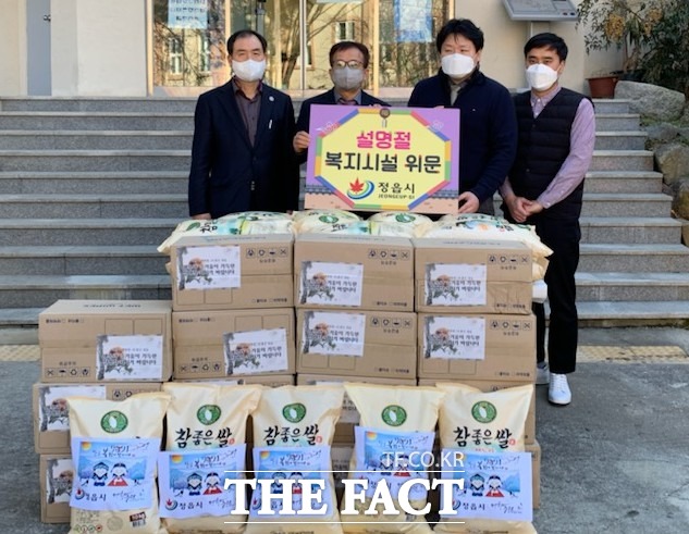 곽승기 부시장은 사회복지시설·단체를 방문해 위문품을 전달하는 등 나눔을 함께하는 이웃사랑을 실천했다. / 정읍시 제공