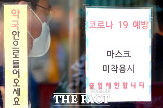 서울시는 집단감염이 발생한 시설에 경우 CCTV 등 역학조사를 통해 마스크 미착용자에게 과태료를 부과할 방침이다. /이선화 기자