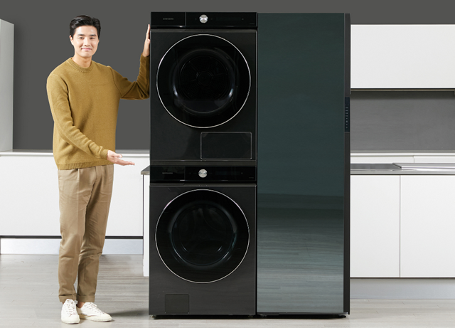 삼성전자 모델이 수원 삼성디지털시티에서 뉴 그랑데 AI 세탁기·건조기 신제품과 비스포크 에어드레서를 소개하고 있다. /삼성전자 제공