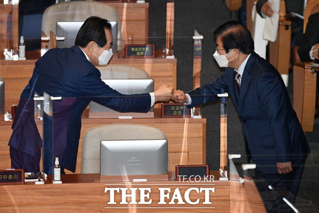 주먹인사 나누는 정세균-박병석.