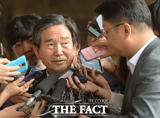 수천억 원대 분식회계를 주도한 혐의를 받는 하성용(가운데) 전 한국항공우주산업(KAI) 대표에게 법원이 징역 1년 6개월에 집행유예 2년을 선고했다. /임세준 기자
