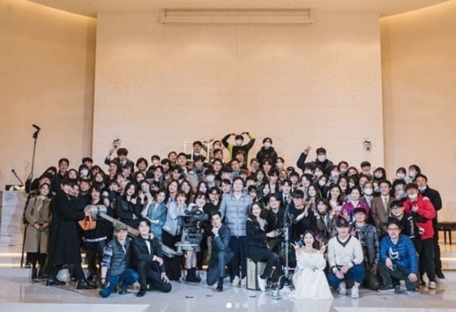 여신강림 측이 마스크를 착용하지 않은 채 단체 사진을 촬영해 거센 비판을 받고 있다. 제작진은 사진을 찍을 때만 잠시 착용하지 않은 것이라며 사과했다. / 차은우 SNS