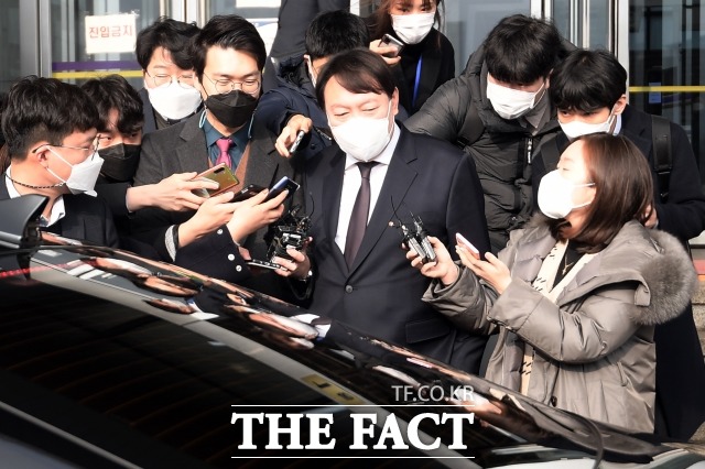 윤석열 검찰총장이 지난 1일 오전 경기도 과천 정부과천청사에서 박범계 신임 법무부 장관을 예방한 후 청사를 나서고 있다./이선화 기자