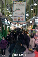  설 명절 앞두고 북적이는 전통시장 [포토]