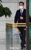 윤석열 총장과 면담 마친 뒤 대검 나서는 김진욱 공수처장 [포토]