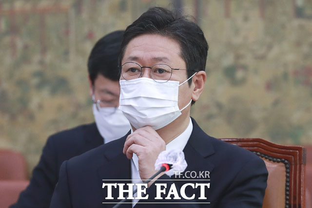 황희 문화체육관광부 장관 후보자가 9일 스페인 가족여행 논란과 관련해 부적절한 처사라고 사과했다. /국회=남윤호 기자