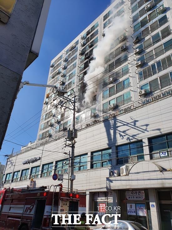 9일 오전 9시 42분께 전북 군산시 장재동 한 아파트 7층에서 불이 나 소방대원들이 주민들을 구조하고 있다. /전북소방본부 제공